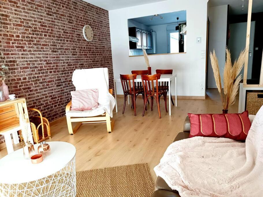 Le Cosy Plein Centre Avec Terrasse Apartman Meximieux Kültér fotó